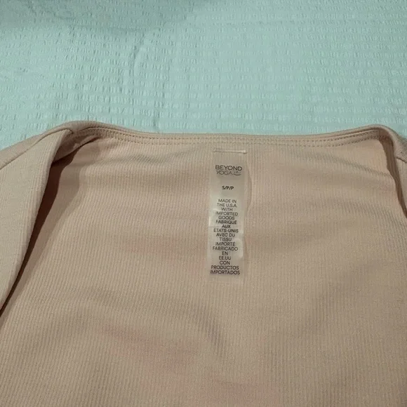 Beyond Yoga NWT Women's Pink Long Sleeve Cropped Top with built in bra - Picture 3 of 6